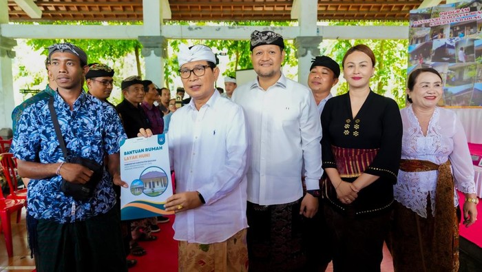 1761931866035-bupati-adi-arnawa-dan-wabup-bagus-alit-sucipta-saat-menyerahkan-program-bantuan-rumah-layak-huni-kepada-210-penerima-manfaat-d-1761910169049_169