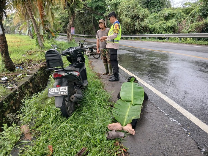 1761974742615-pria-asal-ngajuk-meninggal-di-pinggir-jalan-denpasar-gilimanuk-tepatnya-di-banjar-dinas-soka-kelod-desa-antap-kecamatan-selema-1761972345085