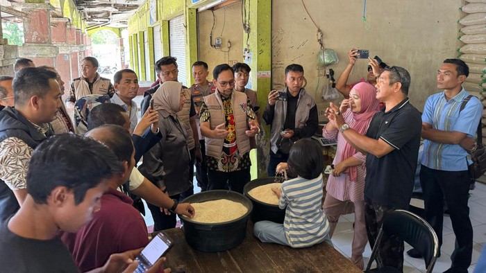 1761974759110-bapanas-dan-satgas-pangan-ntb-ketika-melakukan-sidak-di-pasar-pancor-kecamatan-selong-lombok-timur-ntb-jumat-31102025-dok-satg-1761968332143_169