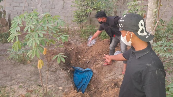 1761974780507-penemuan-mayat-pria-terbungkus-terpal-di-perawang-siak-riau-dok-polres-siak-1761791873032_169