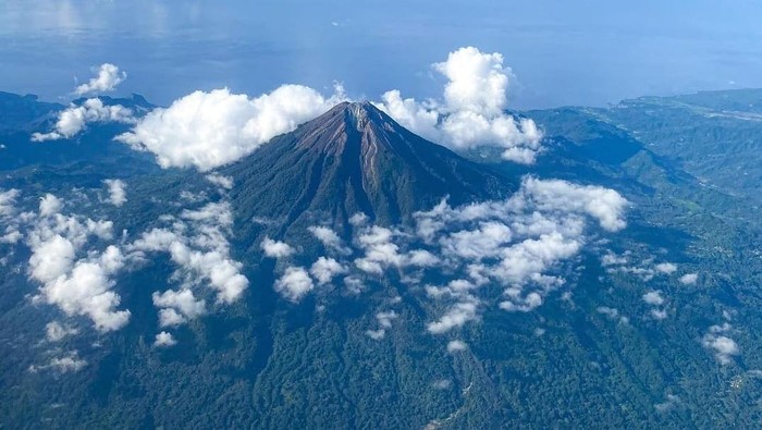 1761974884383-gunung-ebulobo-yang-terletak-di-pulau-flores-nusa-tenggara-timur-ntt-instagram-ariemohr-1761902990036_169