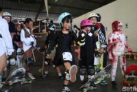 1761996317150-unjuk-aksi-para-peserta-parade-halloween-di-motion-skate-park-kuta-sabtu-1112025-1761990330864_169