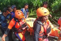 1761996403542-proses-evakuasi-pria-jakarta-yang-terseret-arus-di-jembatan-sungai-batu-dendeng-banjar-bangkelisan-desa-mas-kecamatan-ubud-kab-1761979159644_169