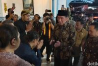 1762104236149-presiden-ke-7-republik-indonesia-joko-widodo-jokowi-saat-melayat-pb-xiii-di-keraton-kasunanan-surakarta-minggu-2112025-1762093108523_169