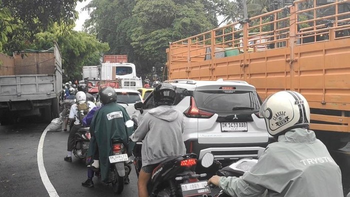 1762169648366-kemacetan-di-jalan-denpasar-gilimanuk-tepatnya-di-desa-mengwitani-kecamatan-mengwi-badung-macet-sekitar-6-km-akibat-pohon-tumb-1762158620240_169