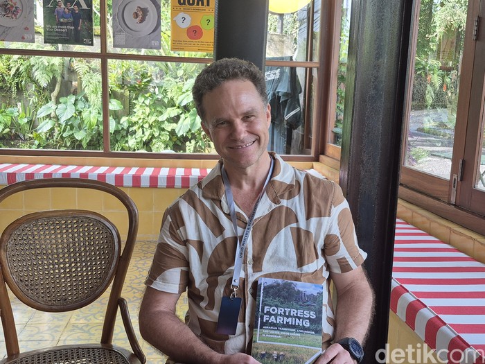 1762234483605-jeff-nielson-dan-buku-terbarunya-bertajuk-fortress-farming-1762218228617