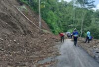 1762255981620-tanah-longsor-tutup-akses-jalan-di-wilayah-banjar-dinas-batu-gede-desa-duda-timur-kecamatan-selat-akibat-hujan-deras-selasa-41-1762253061202_169