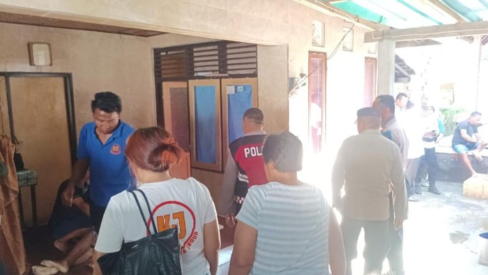 1762255998087-warga-saat-membawa-jenazah-i-wayan-gangsar-menuju-rumah-duka-setelah-ditemukan-meninggal-karena-tenggelam-di-pantai-padangbai--1762250541200_169