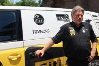 1762256079400-rainer-zietlow-berpose-di-depan-mobil-listrik-yang-dikendarainya-dari-jerman-hingga-tiba-di-bali-selasa-4112025-foto-aryo-mahe-1762246464572_169