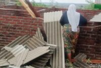 1762256096054-atap-rumah-yang-rusak-akibat-diterjang-angin-puting-beliun-dan-hujan-deras-di-desa-pemongkong-kecamatan-jerwaru-lombok-timur-n-1762246485232_169