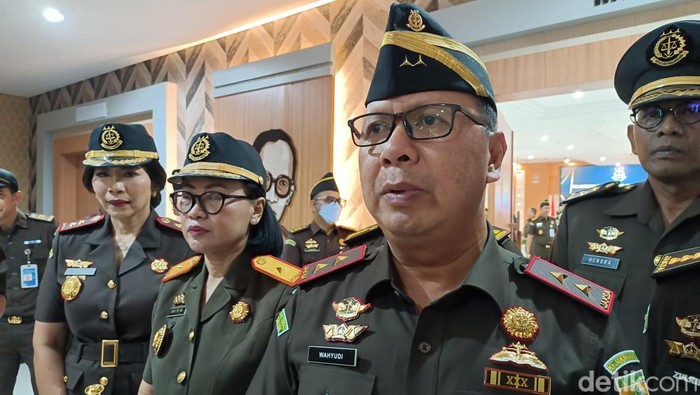 1762256221181-kajati-ntb-wahyudi-di-kantor-kejati-ntb-selasa-4112025-1762241007347_169