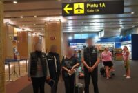 1762256231903-turis-asal-prancis-kim-josy-becquet-dideportasi-melalui-bandara-i-gusti-ngurah-rai-bali-senin-3112025-foto-dok-imigrasi-ngurah-1762239723481_169