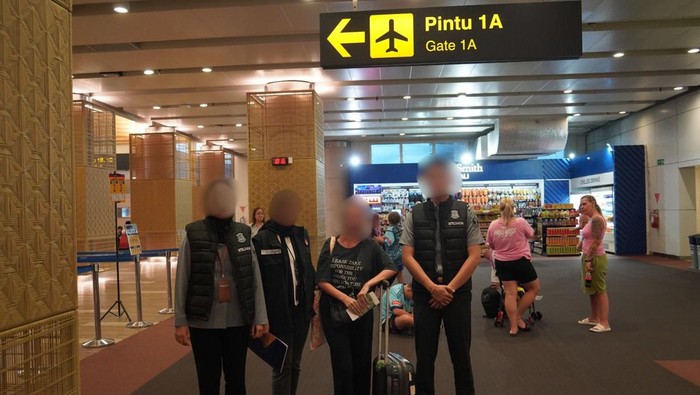 1762256231903-turis-asal-prancis-kim-josy-becquet-dideportasi-melalui-bandara-i-gusti-ngurah-rai-bali-senin-3112025-foto-dok-imigrasi-ngurah-1762239723481_169