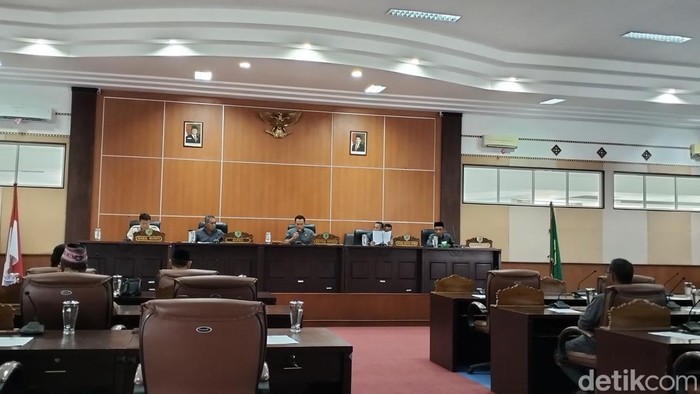 1762277348989-paripurna-dprd-manggarai-barat-1762269951073_169