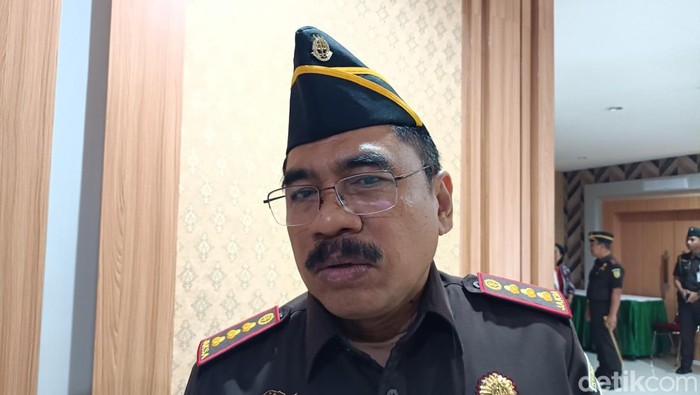 1762277450142-kajari-mataram-gde-made-pasek-swardhayana-di-kantor-kejati-ntb-selasa-4112025-foto-abdurrasyid-efendidetikbali-1762262494191_169