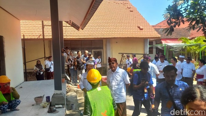 1762277504164-bupati-buleleng-nyoman-sutjidra-meninjau-proyek-rehabilitasi-di-smpn-1-kubutambahan-selasa-4112025-made-wijaya-kusuma-1762256664342_169