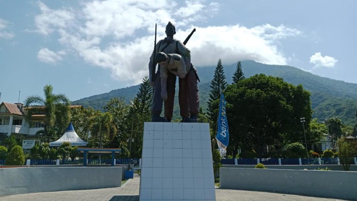 1762298225786-patung-herman-fernandez-membopong-alex-rumambi-di-taman-herman-fernandez-larantuka-flores-timur-ntt-arnoldus-yurgo-purabdetikb_169