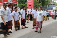 1762298273678-bupati-buleleng-nyoman-sutjidra-bersama-wakil-bupati-gede-supriatna-meninjau-langsung-proses-perbaikan-jalan-di-kubutambahan-s-1762247551955_169