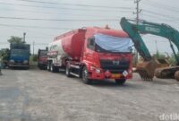 1762320602942-mobil-tangki-bbm-diparkir-di-halaman-parkir-polres-klaten-kamis-1042025-1744265031508_169