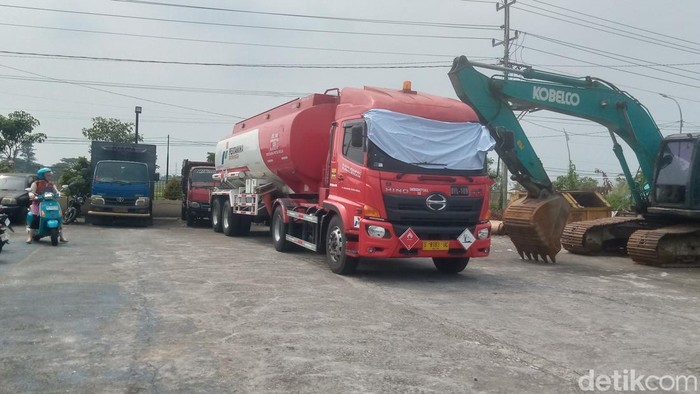 1762320602942-mobil-tangki-bbm-diparkir-di-halaman-parkir-polres-klaten-kamis-1042025-1744265031508_169