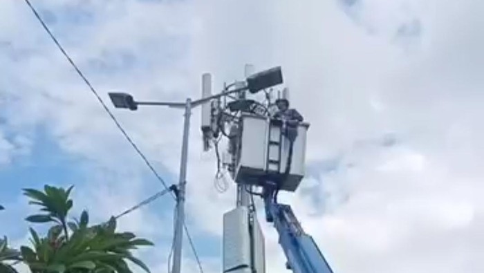 1762320635402-petugas-dishub-badung-memperbaiki-lpju-di-kawasan-jalan-bypass-ngurah-rai-dok-dishub-badung-1762311831005_169