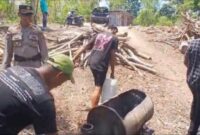 1762320640921-polsek-maulafa-saat-membongkar-tempat-penyulingan-miras-di-kelurahan-sikumana-dan-fatukoa-kecamatan-maulafa-kota-kupang-ntt-se-1762311027778_169