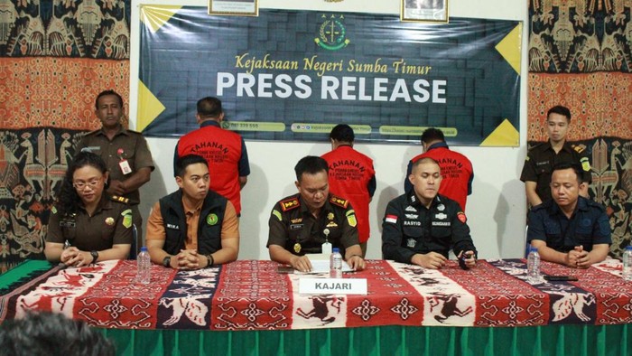 1762320761875-kejari-sumba-timur-saat-menggelar-konferensi-pers-penetapan-tiga-tersangka-kasus-korupsi-anggaran-pilkada-sumba-timur-2024-sel-1762306459073_169