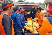 1762342432328-tim-sar-gabungan-saat-mengevakuasi-jenazah-bima-mahasiswa-uin-walisongo-rabu-5112025-1762318532431_169