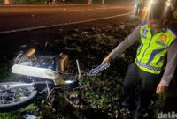 1762342469304-petugas-kepolisian-saat-melakukan-olah-tkp-kecelakaan-yang-menewaskan-dua-orang-pemuda-di-jalan-denpasar-gilimanuk-kecamatan-m-1762325419659_169