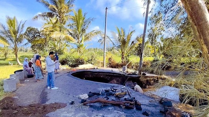 1762363880138-kondisi-jembatan-rusak-yang-disebabkan-air-meluap-karena-hujan-deras-rabu-5112025-foto-dok-pemdes-montong-betok-1762349779853_169