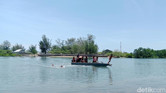 1762363906642-anak-anak-sekolah-menyeberangi-muara-menggunakan-di-desa-seriwe-kecamatan-jerowaru-lombok-timur-ntb-untuk-pergi-ke-sekolah-rab-1762348097871_169