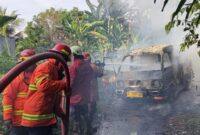 1762407283217-petugas-damkartan-karangasem-melakukan-pemadaman-kebakaran-mobil-angkot-terbakar-di-jalan-ahmad-yani-kelurahan-subagan-kamis-6-1762396957998_169