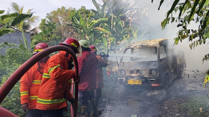 1762407283217-petugas-damkartan-karangasem-melakukan-pemadaman-kebakaran-mobil-angkot-terbakar-di-jalan-ahmad-yani-kelurahan-subagan-kamis-6-1762396957998_169