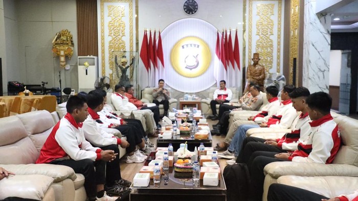 1762407385832-kapolda-bali-irjen-daniel-adityajaya-menerima-atlet-dan-pelatih-tim-kempo-bali-lounge-sura-dwipa-sarvabhavena-polda-bali-rabu--1762390927827_169