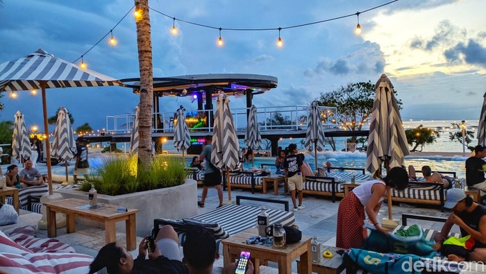 1762428793401-ilustrasi-suasana-di-kawasan-gili-trawangan-lombok-utara-ntb-foto-ahmad-viqidetikbali-1762426127361_169