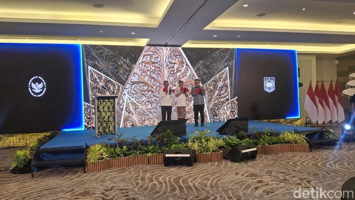 1762428837595-pembukaan-rapat-koordinasi-dan-sinkronisasi-dalam-rangka-harmonisasi-kewenangan-pusat-dan-daerah-melalui-evaluasi-implementasi-1762419962861_169