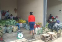 1762428923562-suasana-transaksi-di-pasar-induk-sayur-desa-baturiti-tabanan-kamis-6112025-krisna-pradiptadetikbali-1762414051652_169