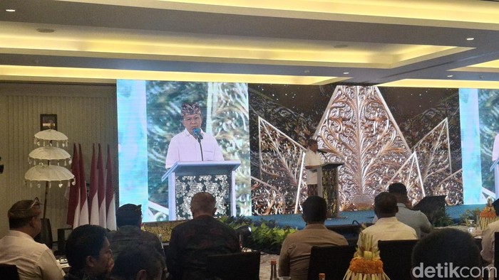 1762428956224-gubernur-bali-wayan-koster-saat-sambutan-di-benoa-badung-kamis-6112025-1762410582616_169