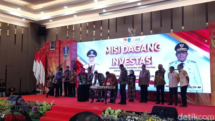 1762450263886-gubernur-jawa-timur-kofifah-indar-parawansa-dan-wagub-ntt-johni-asadoma-saat-penandatanganan-perjanjian-kerja-sama-di-kupang-n-1762439717228_169