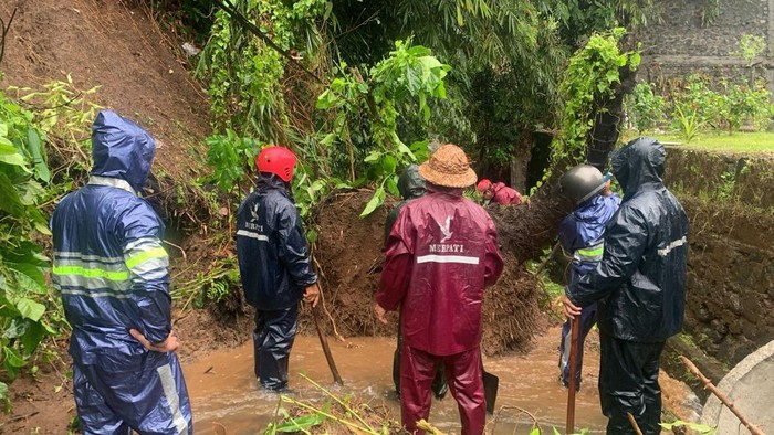 1762450296615-longsor-di-abiansemal-1757482412412_169