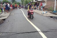 1762450386487-seorang-pengendara-sepeda-motor-melewati-jembatan-retak-di-desa-rade-kecamatan-madapangga-kabupaten-bima-ntb-kamis-6112025-fot-1762428605098_169