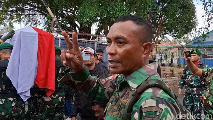 1762450397213-serma-christian-namo-ayah-prada-lucky-chepril-saputra-namo-23-saat-di-bandara-el-tari-kupang-ntt-kamis-782025-1754620846970_169