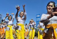 1762493845468-pembukaan-nusa-penida-festival-2025-dengan-tari-pendet-pasepan-dan-tari-baris-pati-ampel-jumat-7112025-ni-komang-ayu-leona-wir-1762491039400_169