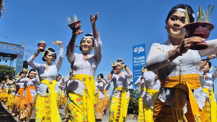 1762493845468-pembukaan-nusa-penida-festival-2025-dengan-tari-pendet-pasepan-dan-tari-baris-pati-ampel-jumat-7112025-ni-komang-ayu-leona-wir-1762491039400_169
