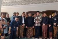 1762493856138-presiden-ke-7-ri-jokowi-mengikuti-pelepasan-jenazah-pb-xiii-dari-loji-gandrung-1762317948928_43