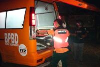 1762493861713-anggota-pusdalops-bpbd-kota-denpasar-saat-mengevakuasi-jenazah-ins-yang-tewas-gantung-diri-di-parkiran-utara-lapangan-kapten-j-1762488635679_169