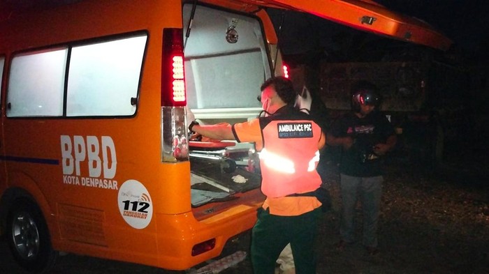 1762493861713-anggota-pusdalops-bpbd-kota-denpasar-saat-mengevakuasi-jenazah-ins-yang-tewas-gantung-diri-di-parkiran-utara-lapangan-kapten-j-1762488635679_169