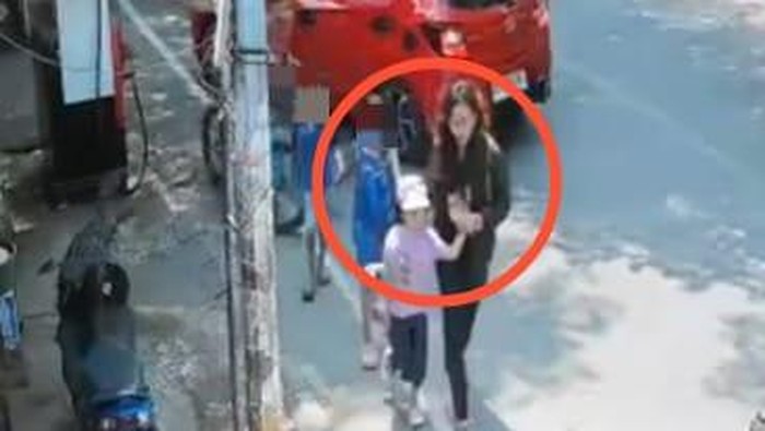 1762493898712-tangkapan-layar-rekaman-cctv-saat-bilqis-diduga-diculik-wanita-1762322343423_169