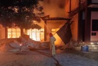 1762493931281-petugas-saat-memadamkan-api-yang-membakar-pesantren-babul-maghfirah-aceh-besar-foto-dok-pemadam-kebakaran-aceh-besar-1762416108345_169