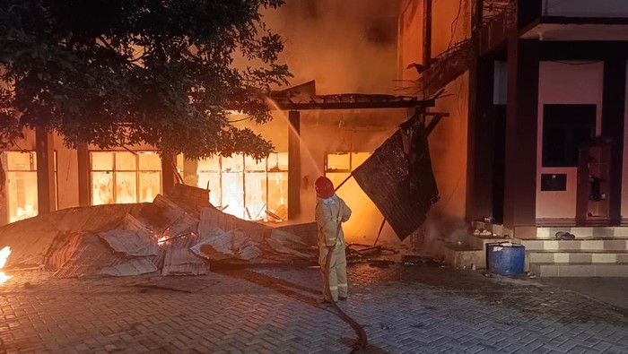 1762493931281-petugas-saat-memadamkan-api-yang-membakar-pesantren-babul-maghfirah-aceh-besar-foto-dok-pemadam-kebakaran-aceh-besar-1762416108345_169